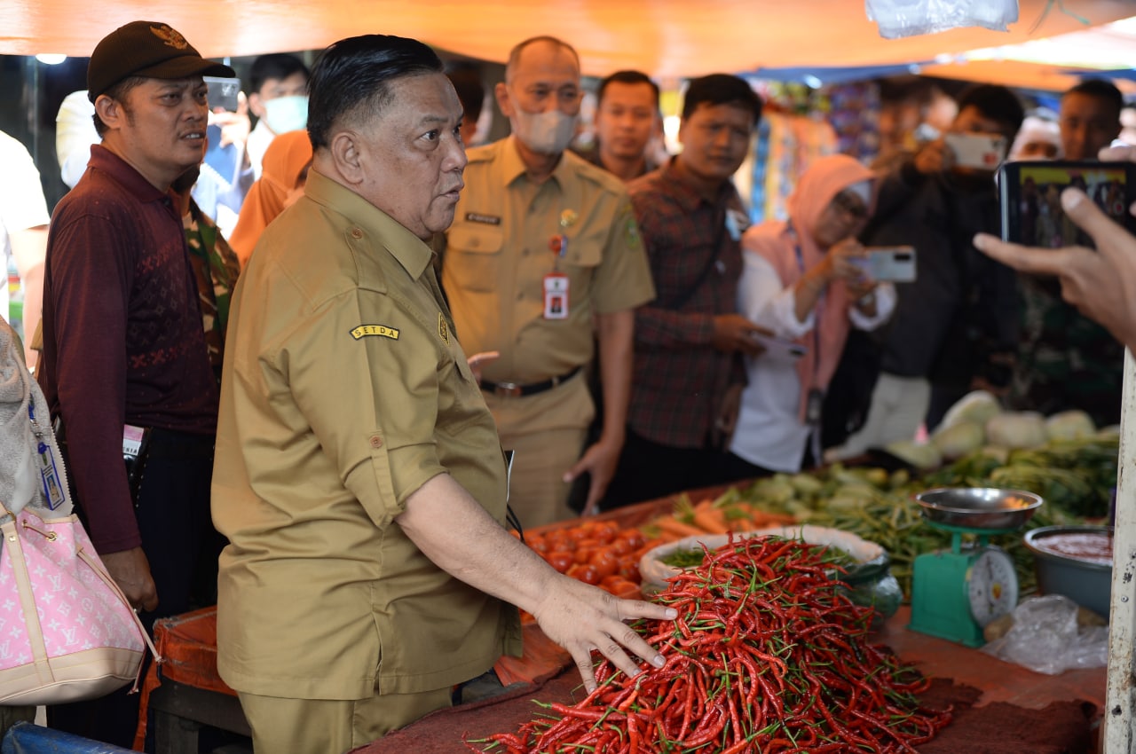 Sidak Sekdaprov Riau ke Pasar Tradisional, Stok Aman Harga Ayam Potong Melambung 