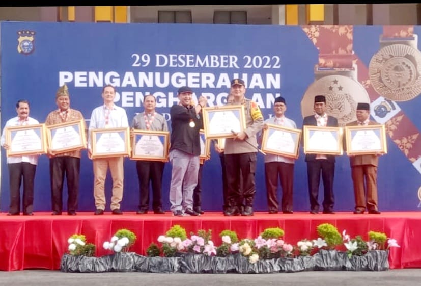 Kapolda Riau Jendral Iqbal Beri Medali Penghargaan pada Ketua PWI Zulmansyah
