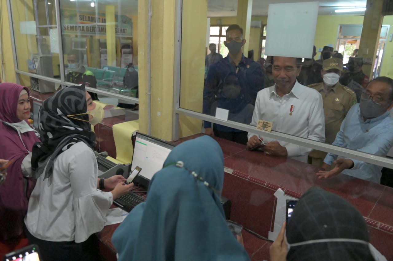 Diluar Agenda, Jokowi Cek Poli dan Pelayanan RSUD Arifin Achmad 