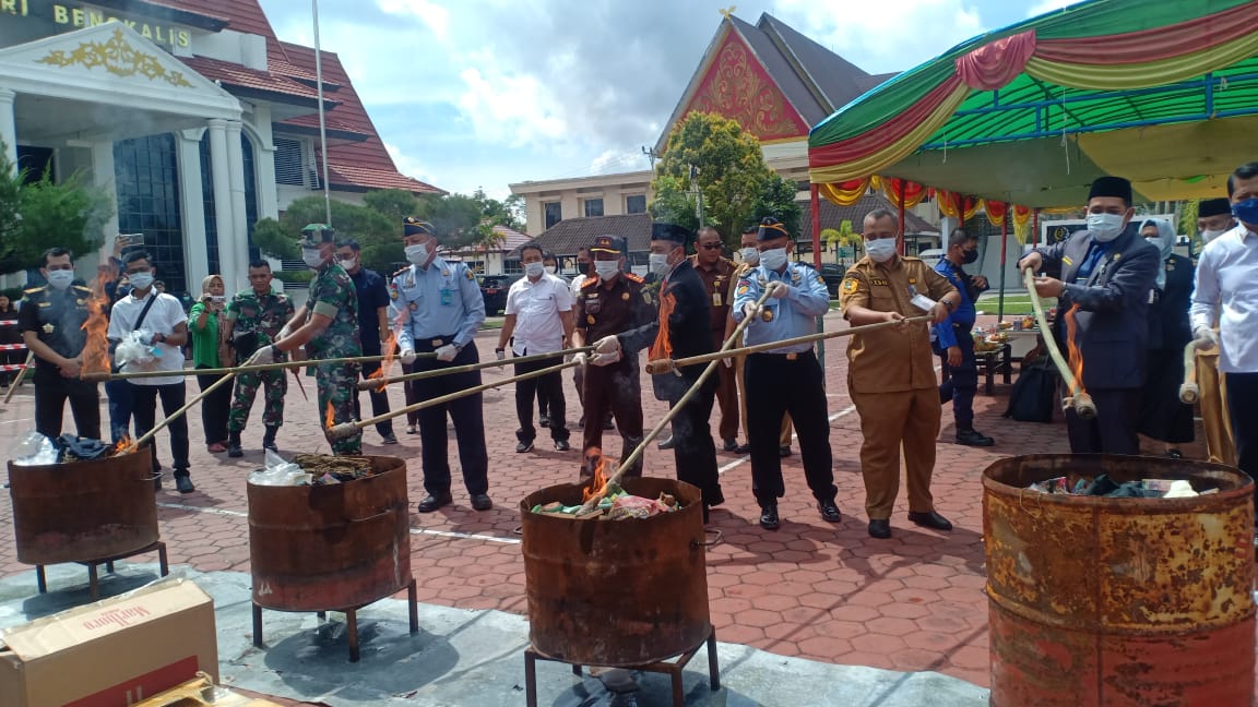 Kejari Bengkalis Musnahkan Barang Bukti Sabu Sampai Obat Kuat