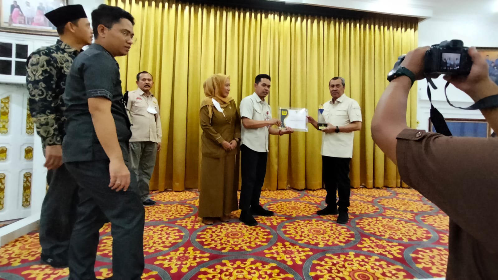 KI Riau Serahkan Laporan Pertanggung Jawaban 2022 ke Gubri