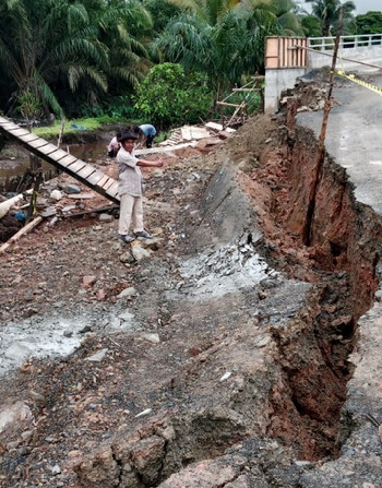 Oprit Pembangunan Jembatan Ruas Selensen Kota Baru Inhil Ambruk