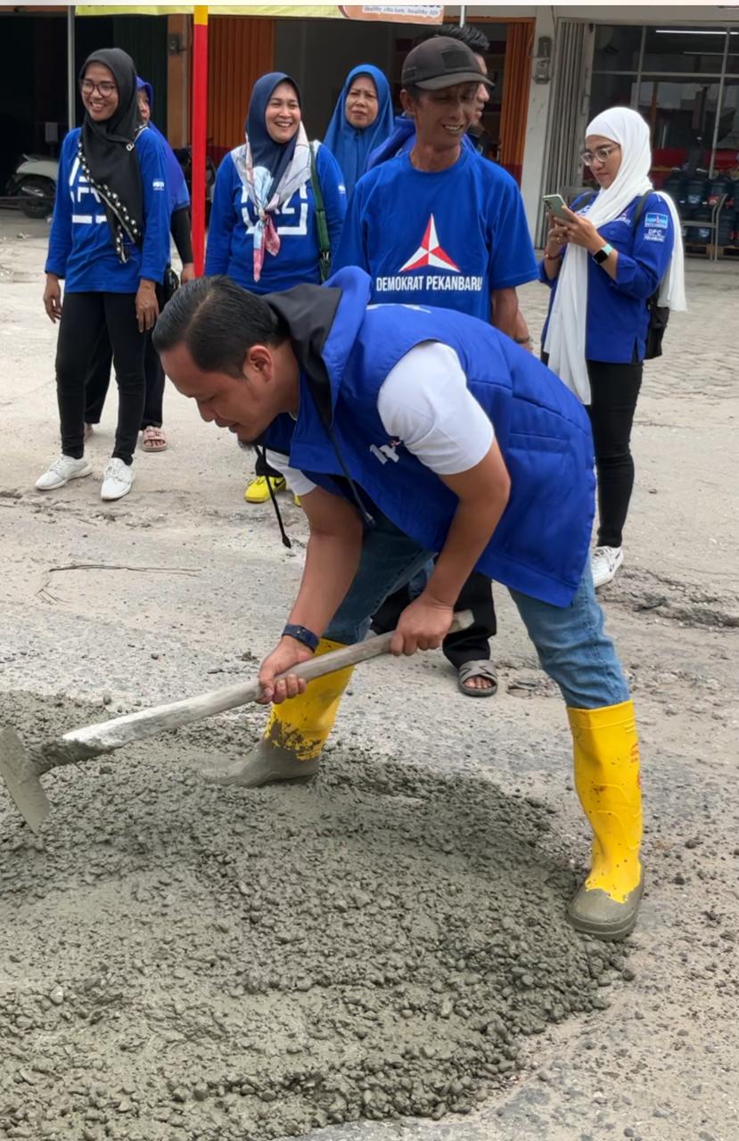 Demokrat Riau Respon Keluhan Warga Semenisasi Jalan Taman Karya