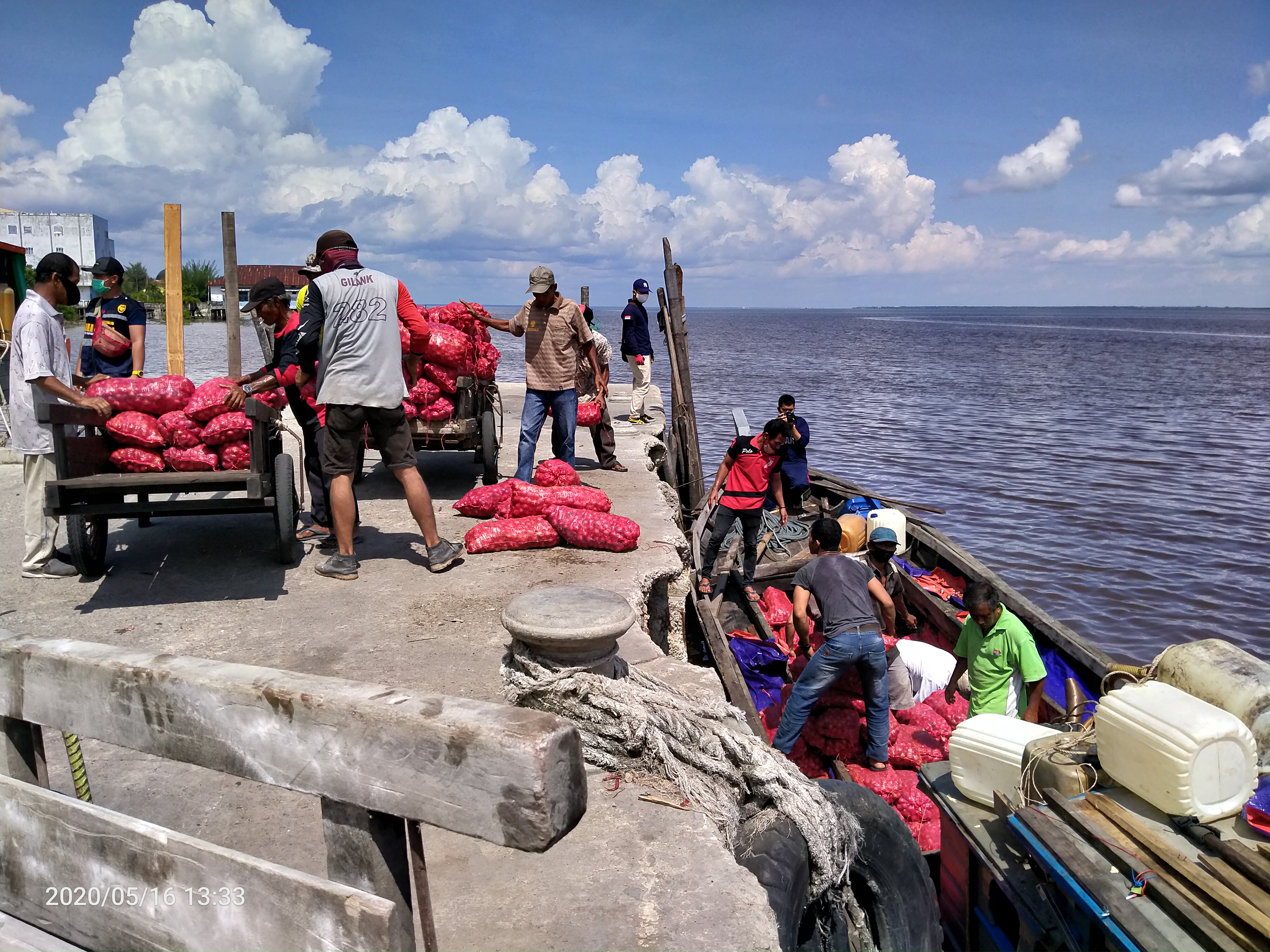 Kodim dan Bea Cukai Bengkalis Tangkap Ratusan Karung Bawang Merah Ilegal