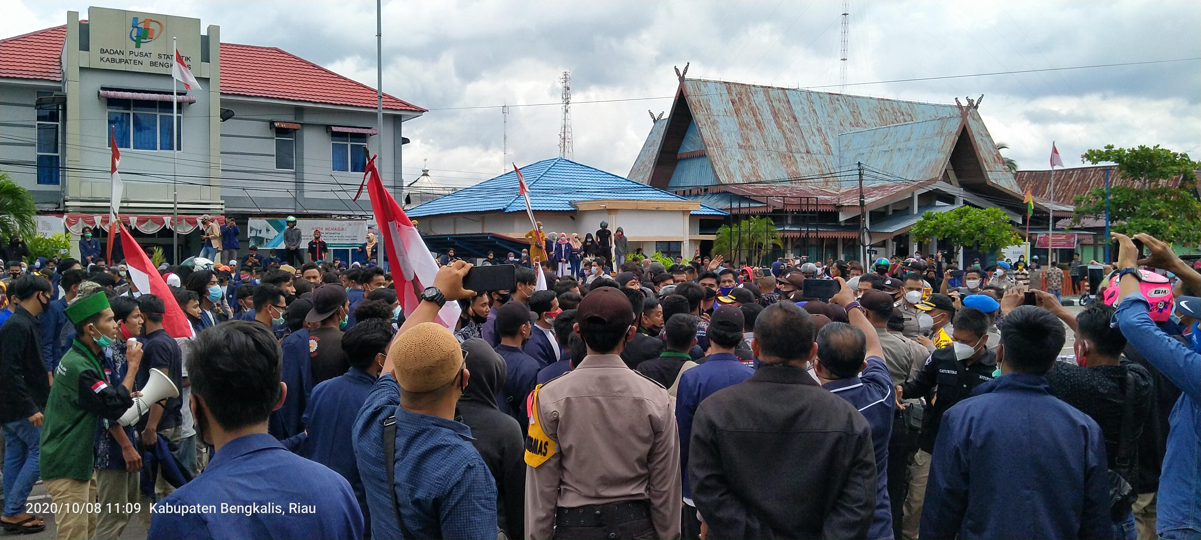 Tolak Omnibus Law Cipta Kerja, Mahasiswa Geruduk DPRD Bengkalis