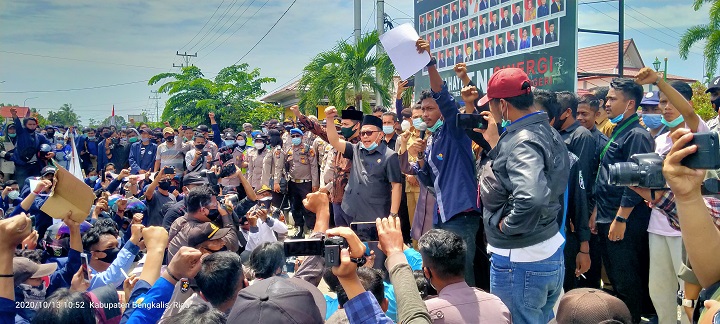 Ketua DPRD Bengkalis Temui Massa Aksi Tolak Omnibus Law