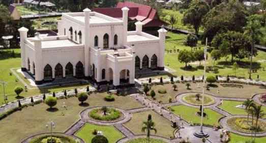 Aparat gabungan bersih-bersih tempat ibadah dan objek wisata di Siak