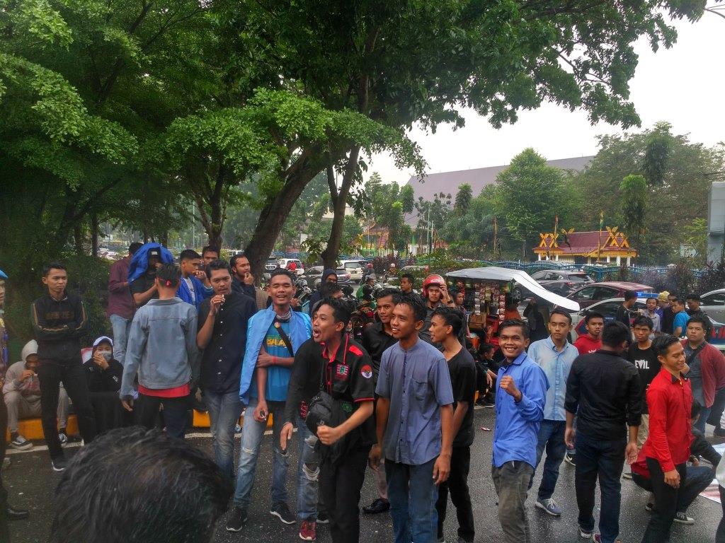 Masih Bertahan Saat Hujan, Demo Mahasiswa Asal Inhil Keluhkan Harga Kelapa Rp600/butir