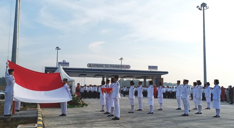 BUMN Ikut Serta Gelar Upacara HUT RI di Jalan Tol Pekanbaru-Dumai 