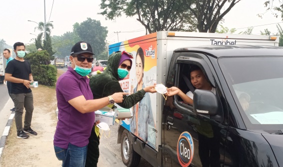 Prihatin Kabut Asap, Ikasmansa Bagi-Bagi Masker ke Masyarakat Pekanbaru