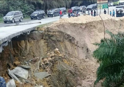 Longsor di Bahu Jalan Kandis, Arus Lalu Lintas Dialihkan