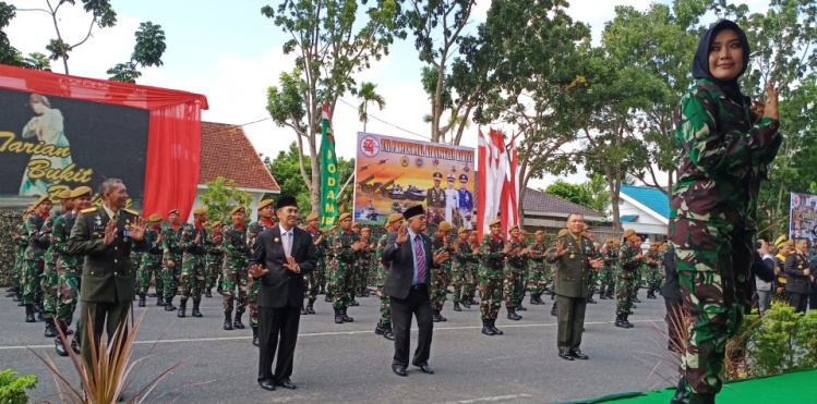 Gubri, Danrem dan Kapolda Berjoget Ria di HUT TNI