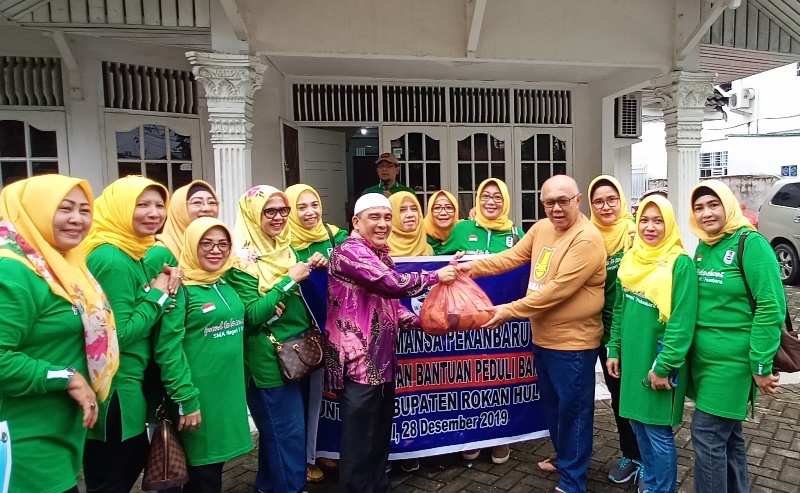 Ikasmansa Disdtribusikan 420 Paket Sembako Untuk Korban Banjir Riau dan Sumbar