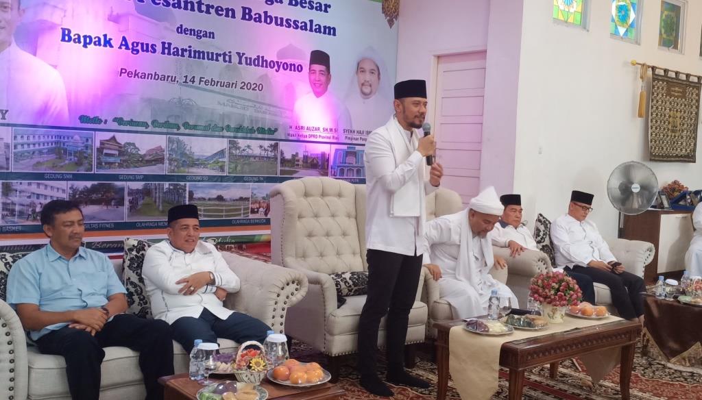 Tampil Brewok, AHY Kunjungi Ponpes Babussalam Panam