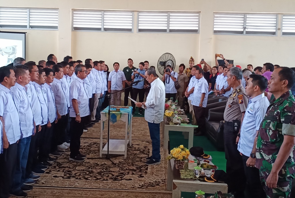 Pengukuhan, Gubri Minta Panitia Besar Purprov Riau X Kuansing Benahi Venue Olahraga