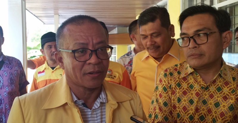 Serahkan Berkas,  Terjadi Perdebatan Kecil Antara Tim Syamsuar dan Ketua SC Golkar