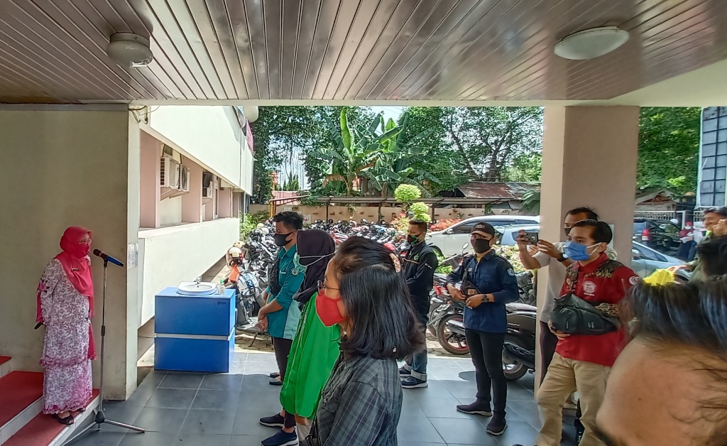 Kadiskes Riau Sebar Mahasiswa dan Komunitas Kesehatan Bagikan 1.000 Lusin Masker