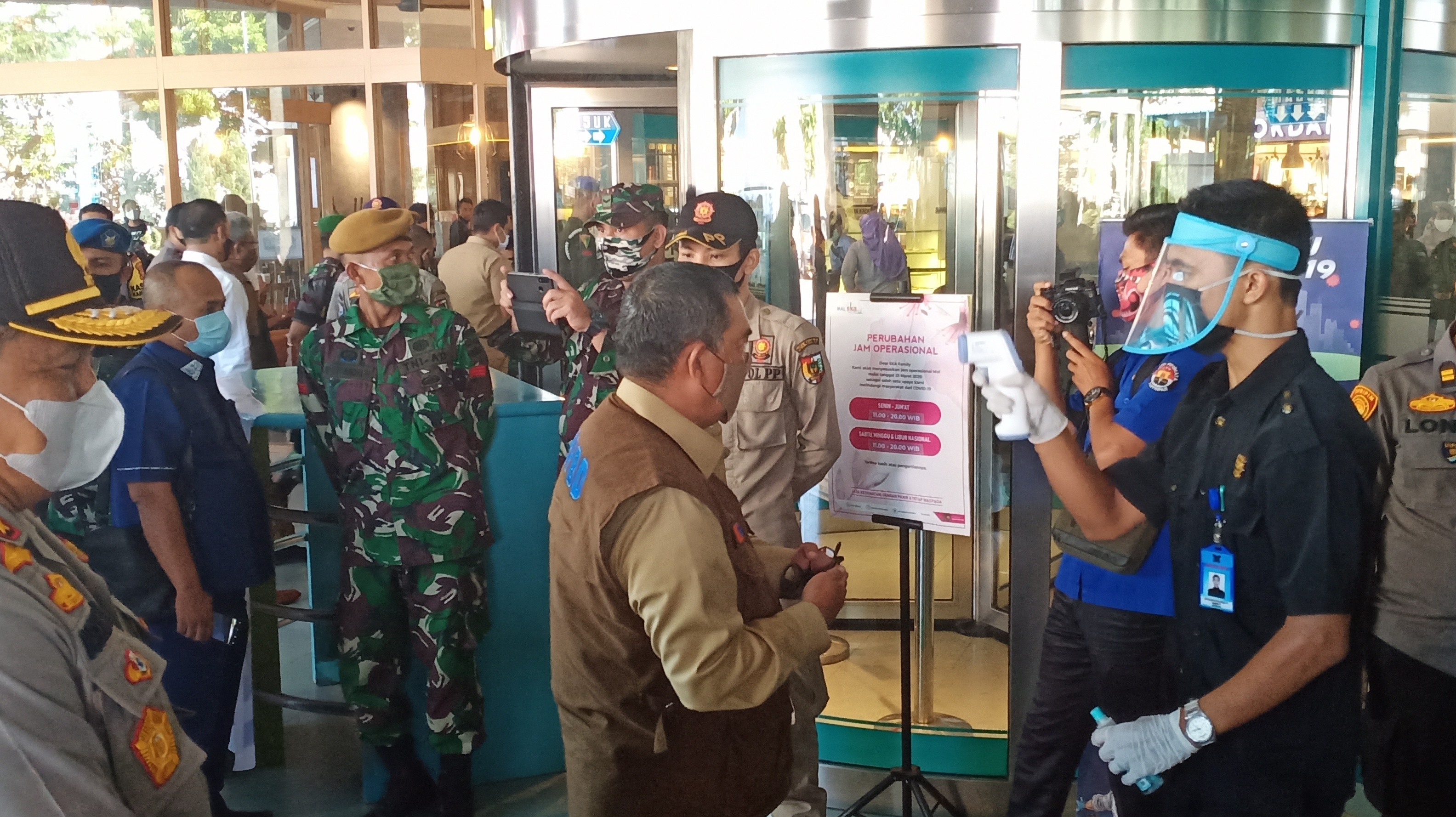 Sebelum Masuk Mal Ska, Petugas Cek Suhu Badan Wagubri