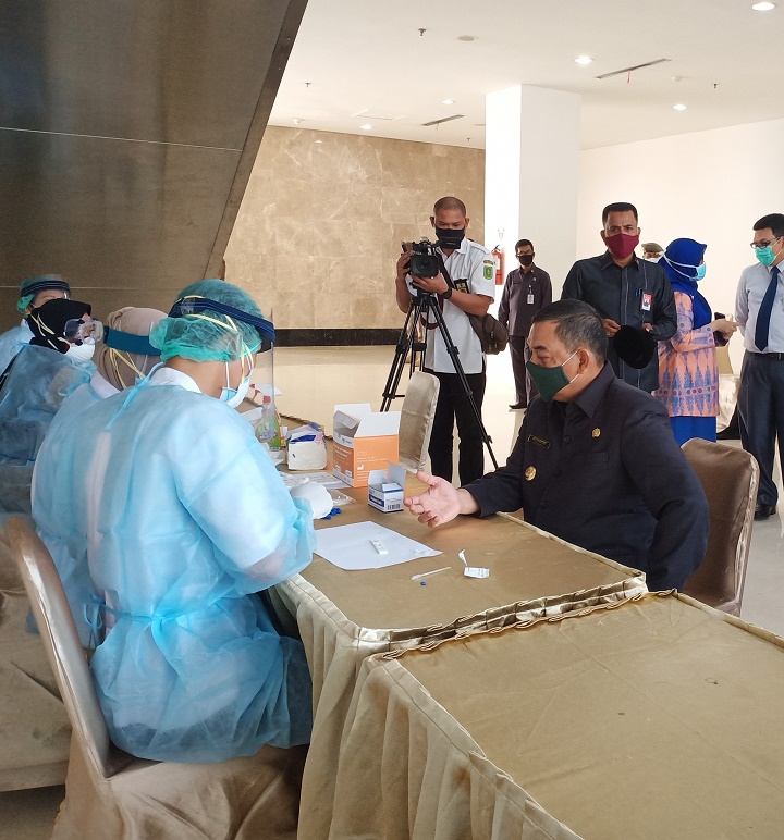Sebelum Pelantikan Eselon II, Wagubri dan Pejabat Jalani Rapid Test  