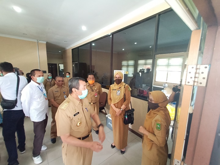 Gubri Tinjau Pelaksanaan Swab Massal ASN dan Insan Pers