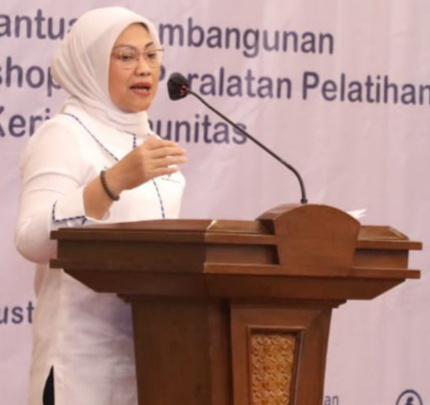Menaker Serahkan Bantuan BLK Komunitas Serikat Pekerja