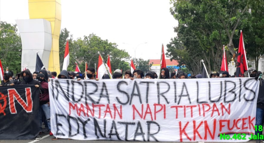 Demo di Kantor Gubri, Mahasiswa Tembakan Mercon Ke Arah Kantor Gubernur