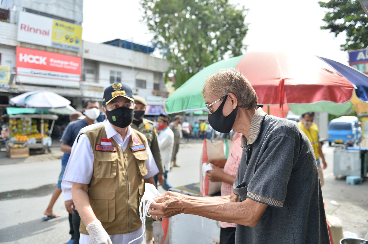 Gubri Sidak, Yang Pakai Masker Dihadiahi Bibit Jengkol, Matoa, Sirsak, Pinang dan Nangka
