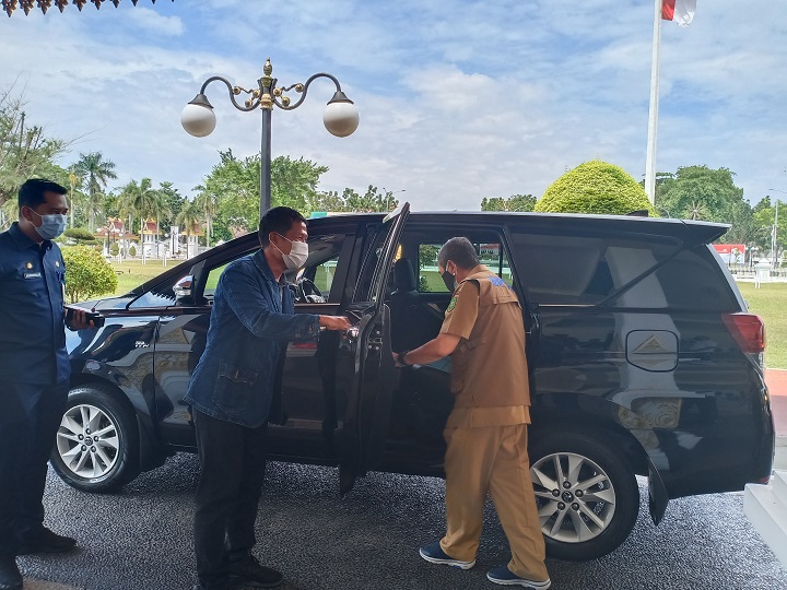 Calon Bupati Bengkalis Ini Bukakan Pintu Mobil Gubri, Lalu Beri Hormat