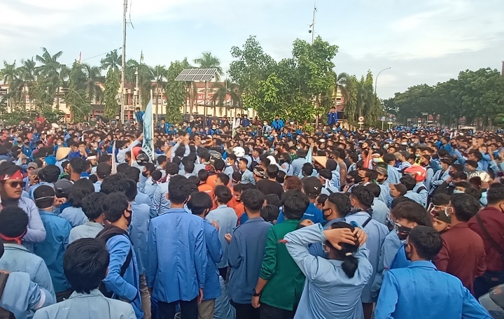 Demo Penolakan UU Cipta Kerja, Antar Mahasiswa Hampir Adu Jotos