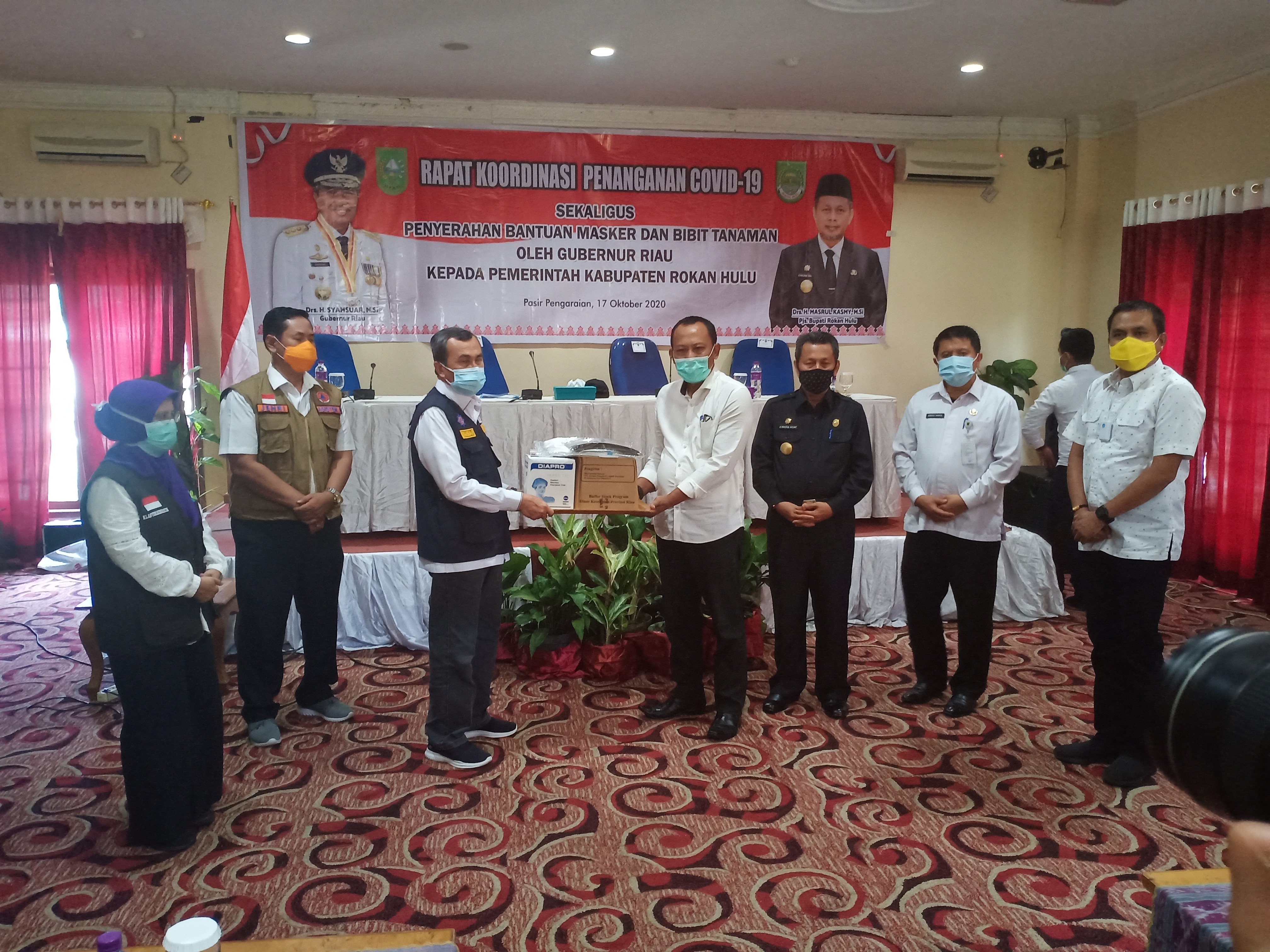 Gubri Serahkan Obat-obatan Covid-19 dan Bibit Tanaman di Rohul