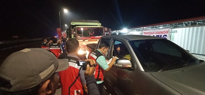 Dari Operasi Microsleep di Tol Permai, Supir Ngantuk Diberi Kopi