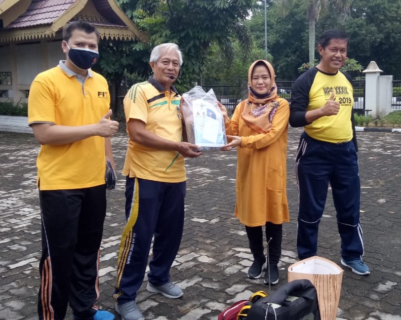 Ika Unpad Bagikan 950 Masker Untuk Lima Komunitas di Riau