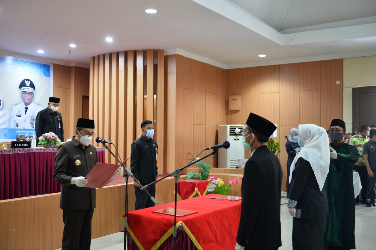 Gubri Lantik 75 Kepala Sekolah SLB Negeri se-Riau