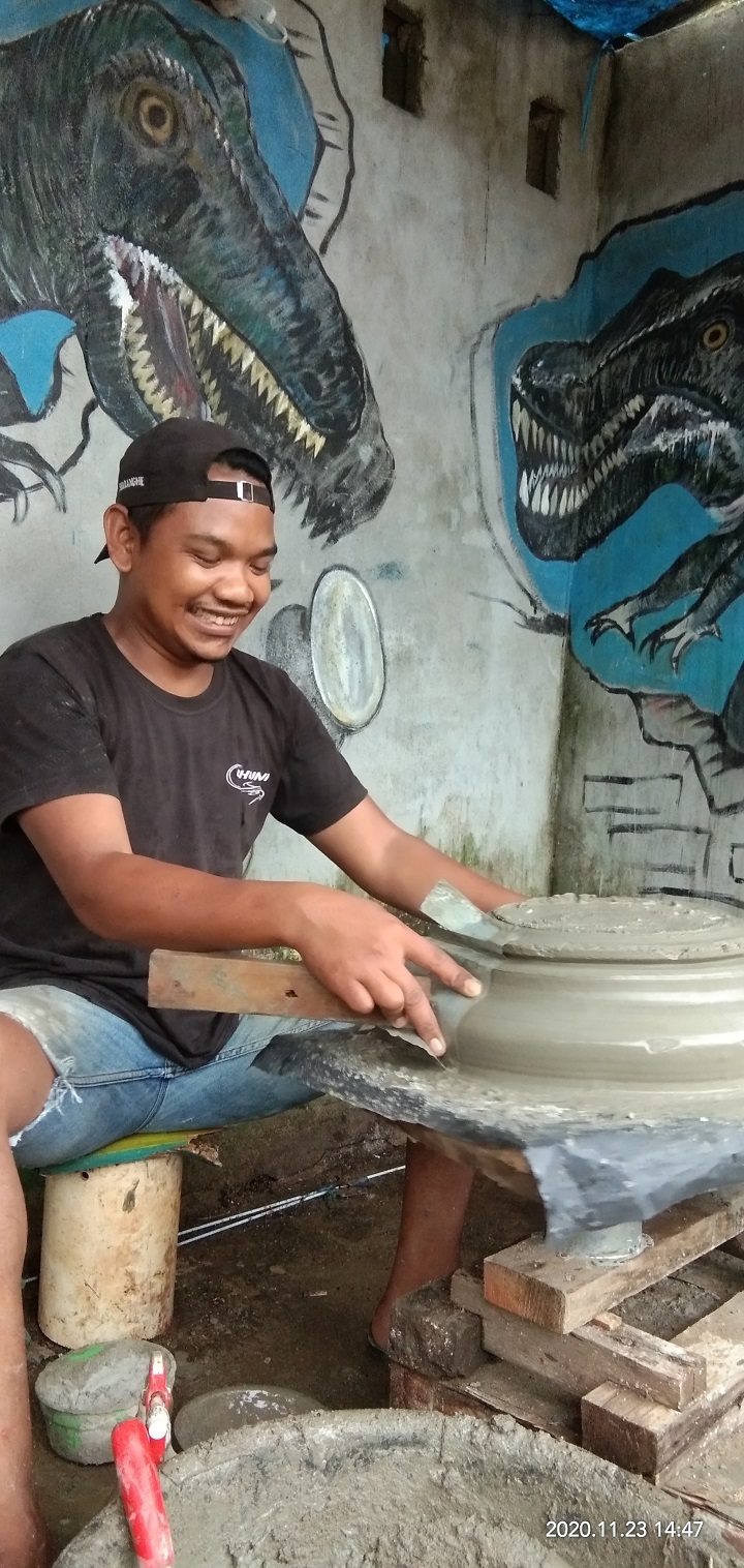 Bantu Ekonomi Keluarga Ditengah Pandemi Covid-19, Rawi Nyambi Jualan Pot Bunga Buatan Sendiri