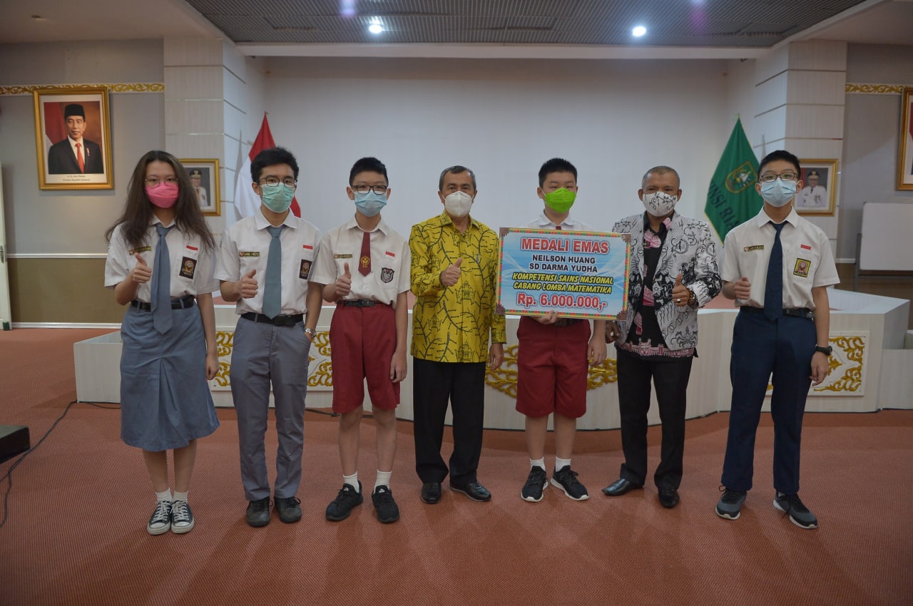 Gubri Beri Penghargaan Pada Siswa Berprestasi  : Terus Belajar Agar Jadi Orang Hebat