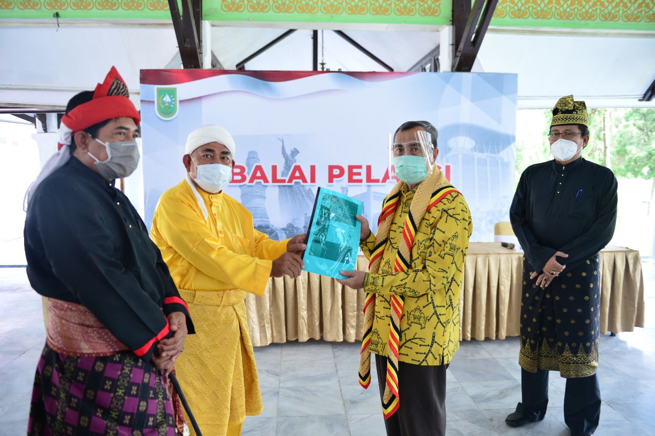 Gubri Dapat Penghargaan Tertinggi Suku Sakai Bathin Sobanga