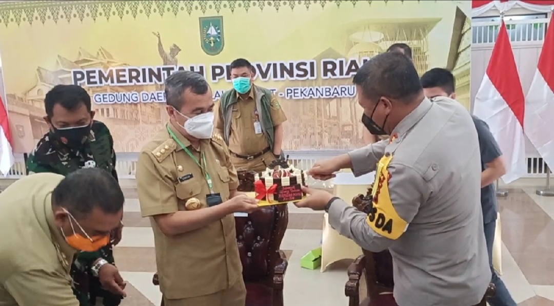Usai Rakor, Kapolda Riau Dapat Kejutan Kue Ultah dari Gubri