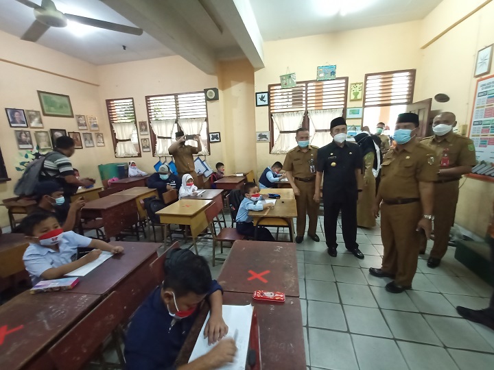 Gubri Tinjau Sekolah Tatap Muka Terbatas