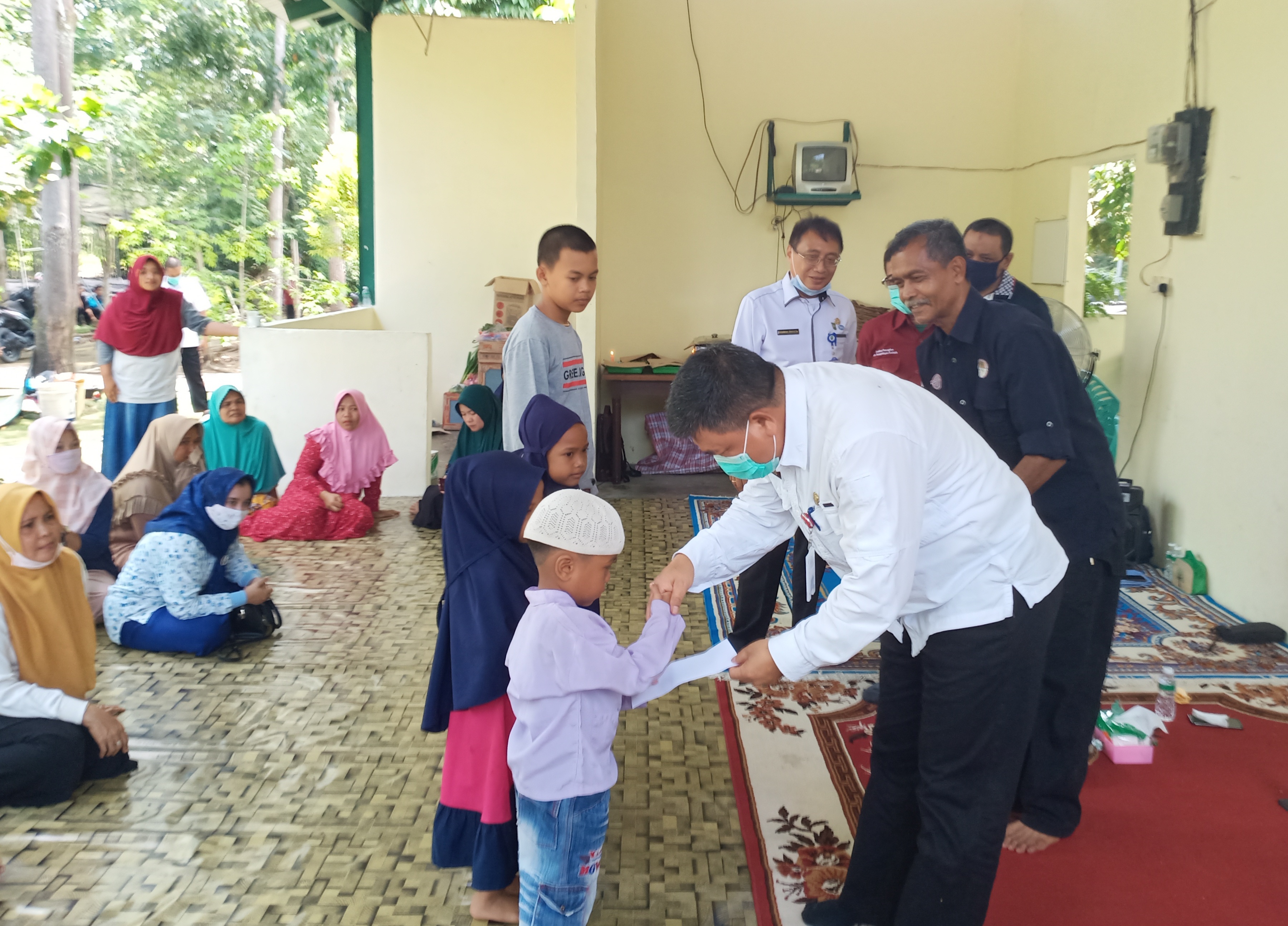 Kadis LHK Riau Serahkan Bantuan untuk Anak Yatim di Siak Hulu