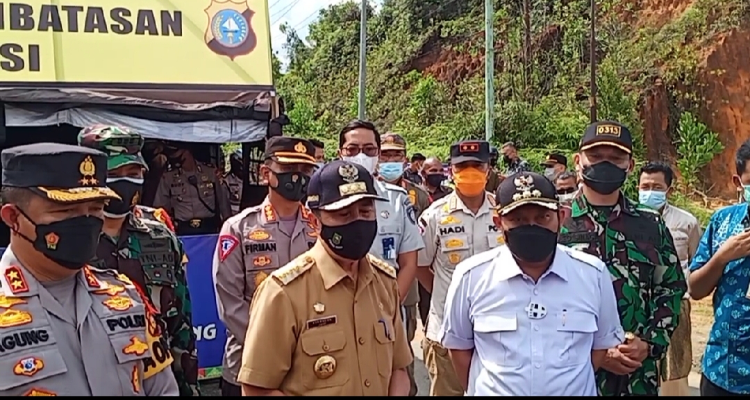 Gubri Syam dan Kapolda Cek Posko Penyekatan Mudik di Kampar