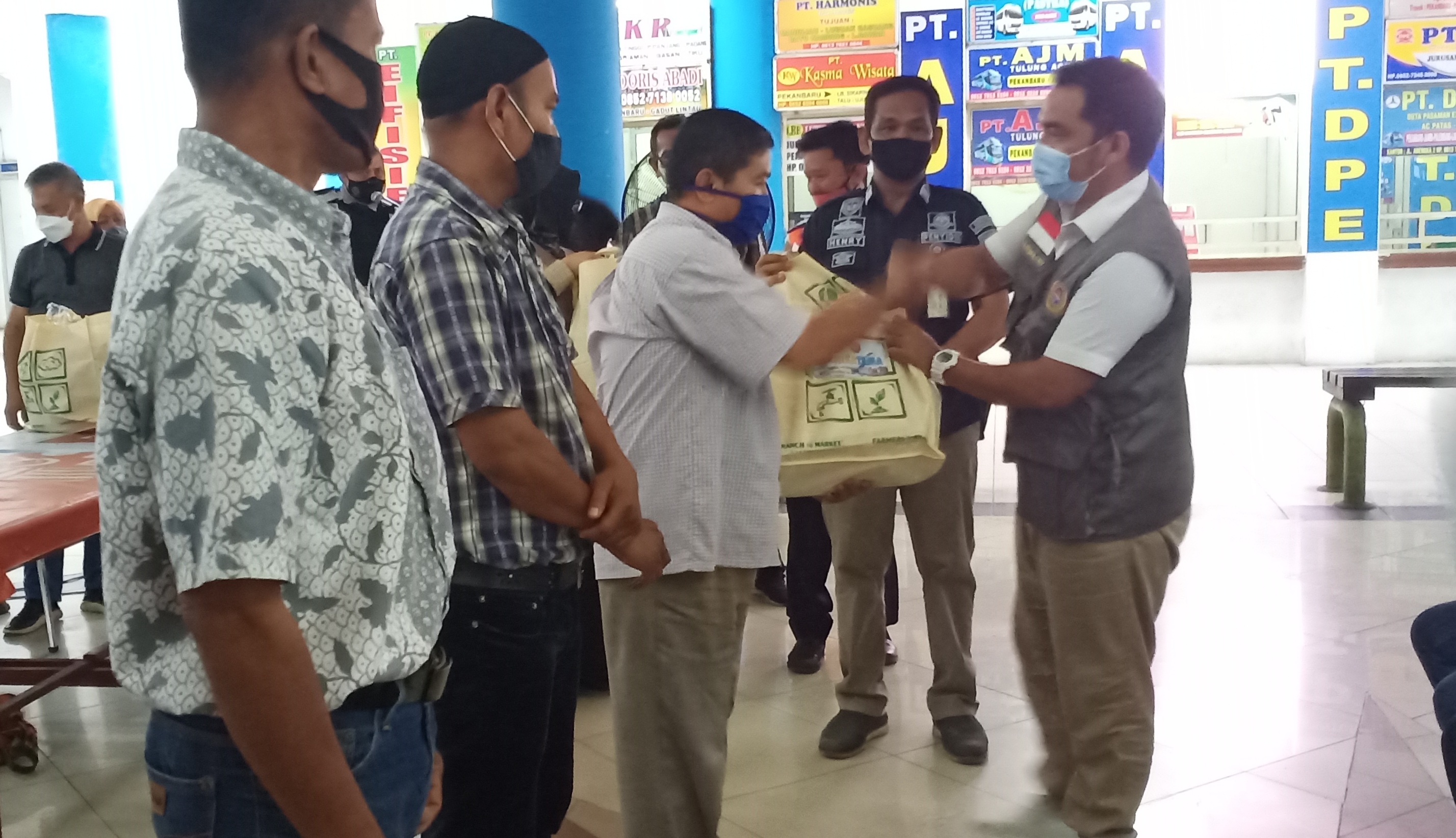 Hikatama Bantu 57 Paket Sembako untuk Supir Angkutan dan CS Terminal BRPS
