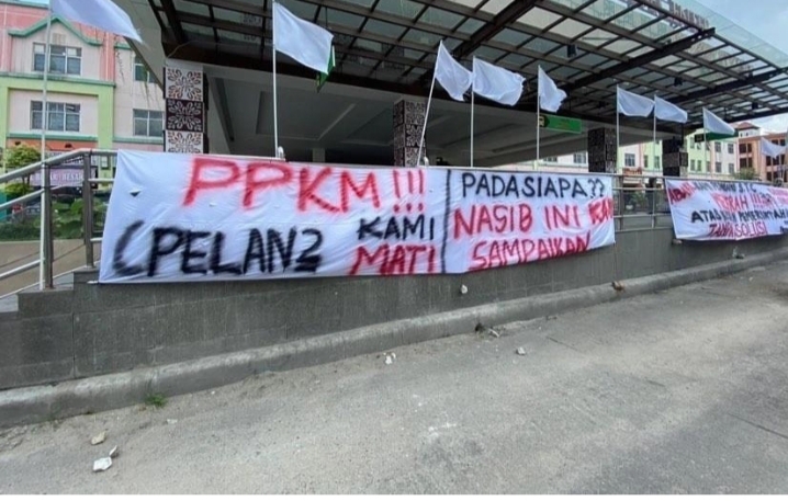 Protes PPKM level 4 Diperpanjang. Pedagang STC: Pelan - Pelan Kami Mati
