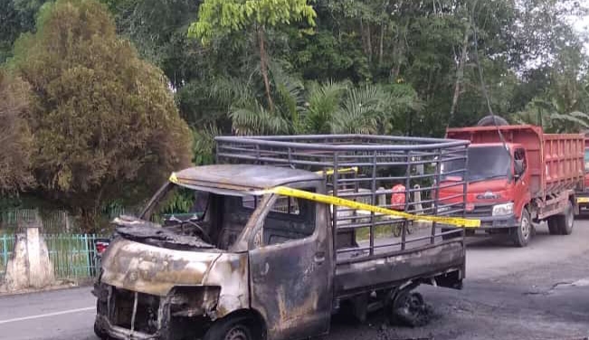 Mobil Pick Up Pembawa Solar Untuk PT Wika Terbakar di Muara Uwai