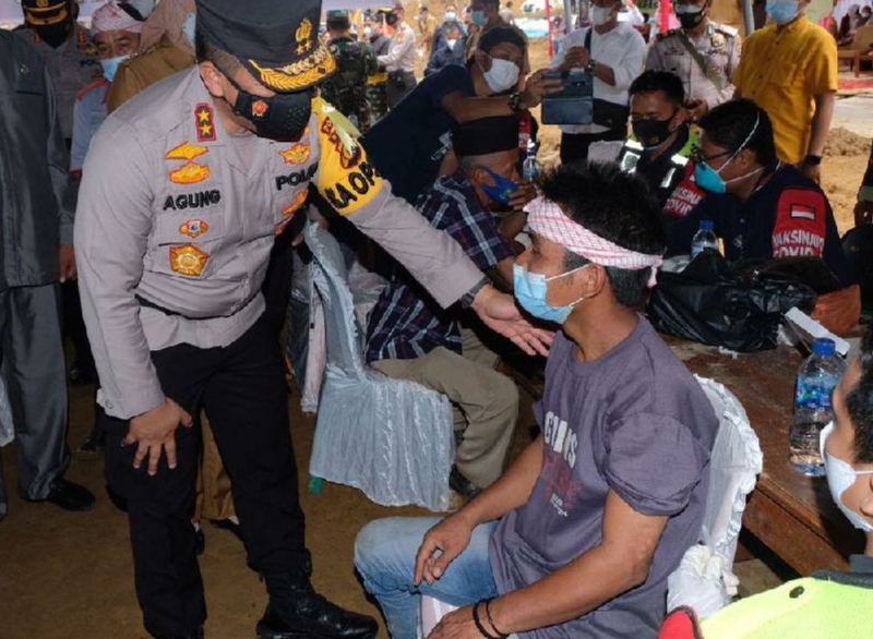 Ratusan Warga Suku Talang Mamak Antusias Ikuti Vaksin Kemerdekaan