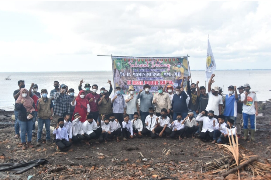 Kadis LHK Riau Tanam Pohon Manggrove Bersama Warga Desa Buruk Bakul, Bengkalis