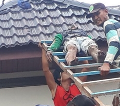 Naas, Buruh Bangunan Kesetrum Saat Mengecat Dinding Gapura