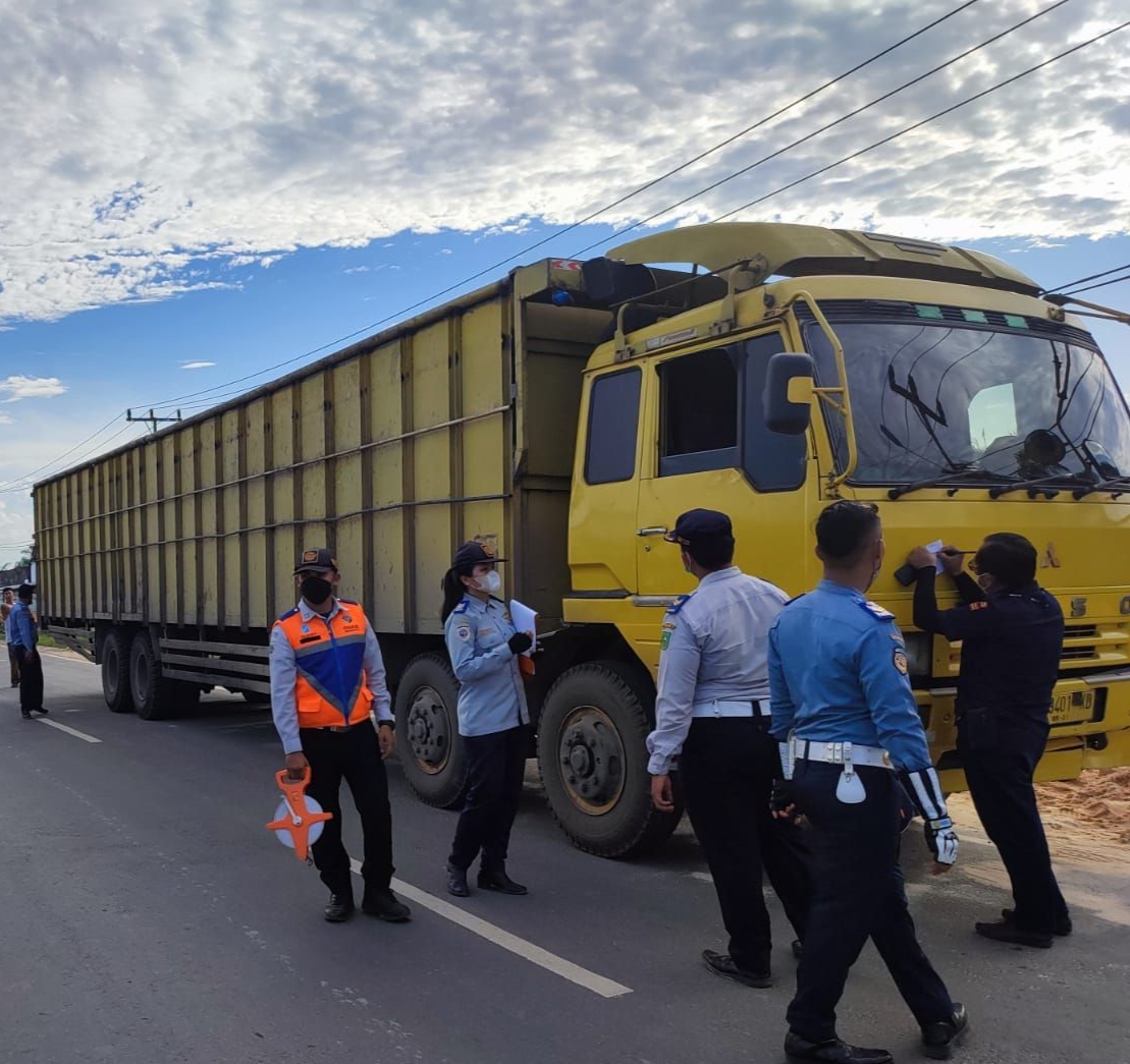 Terjaring Razia, Dishub Tilang Puluhan Truk Odol di Rohil  