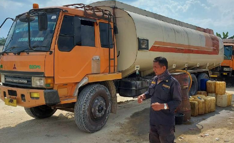 Ditreskrimsus Polda Riau Tangkap Truk Derek saat Lansir  Solar Subsidi Untuk Industri