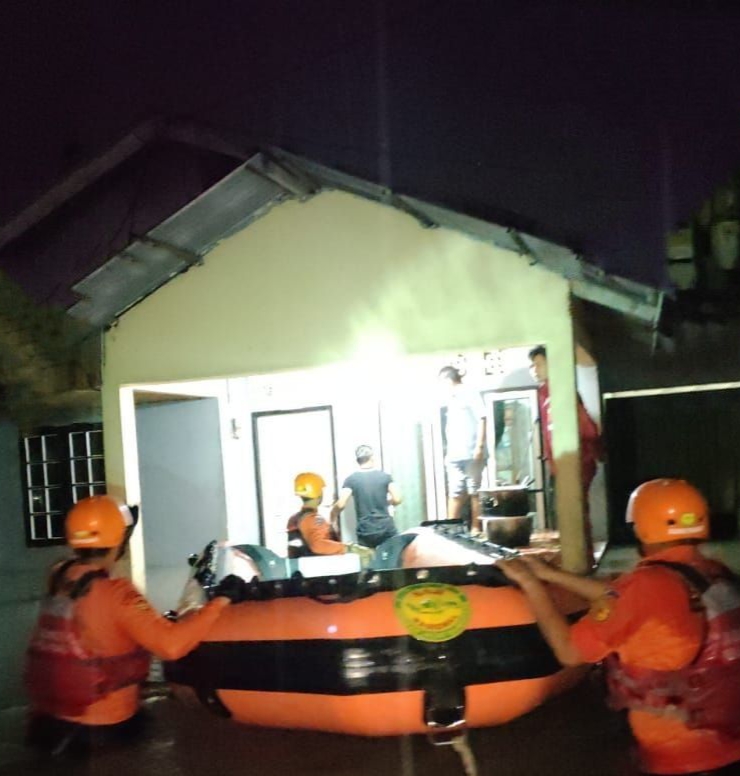 Terjebak Banjir, Satu Keluarga di Marpoyan Damai Dievakuasi Basarnas