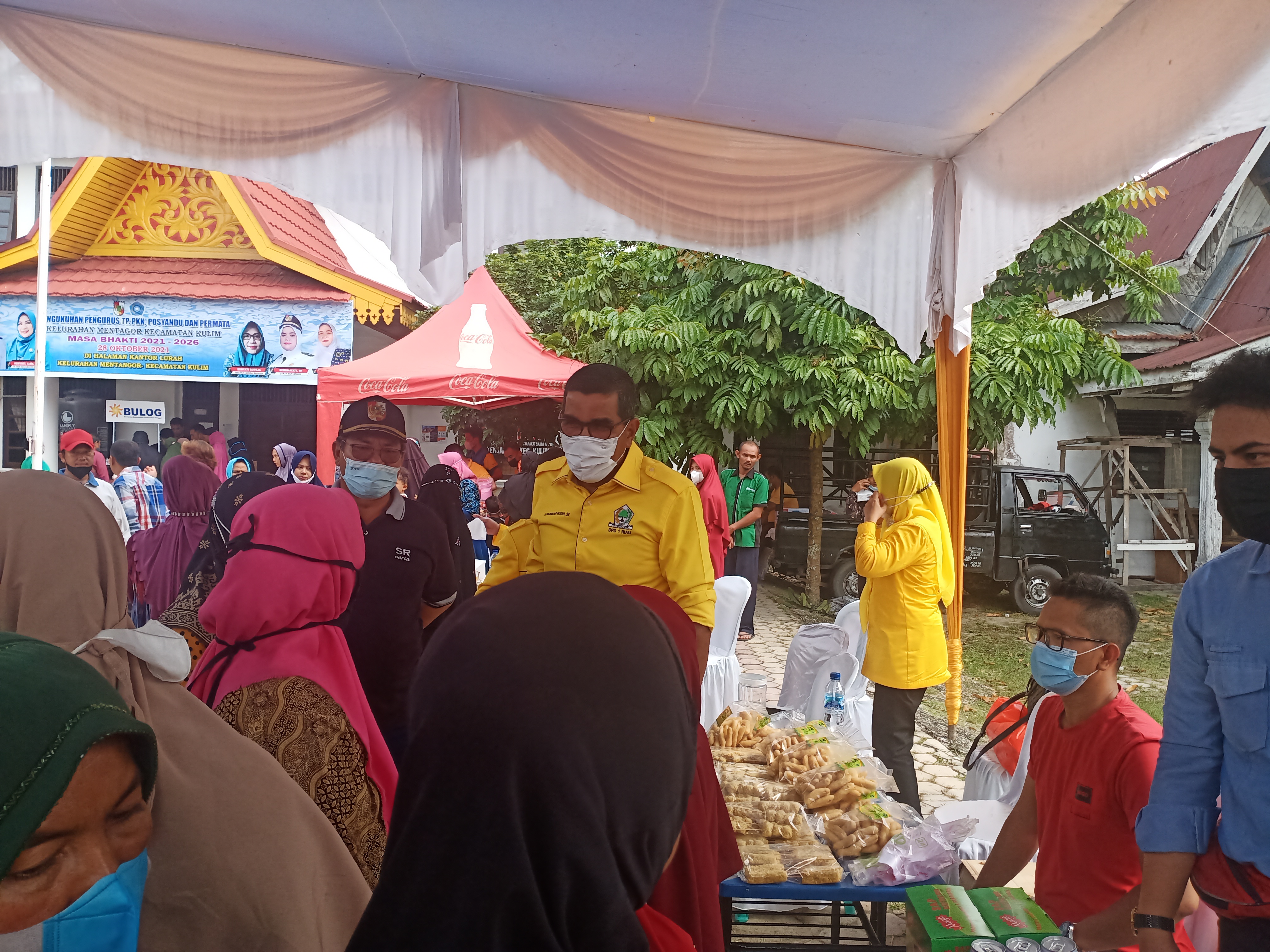 Bazar Murah Peringatan HUT Partai Golkar ke 57 Diserbu Warga Mentangor